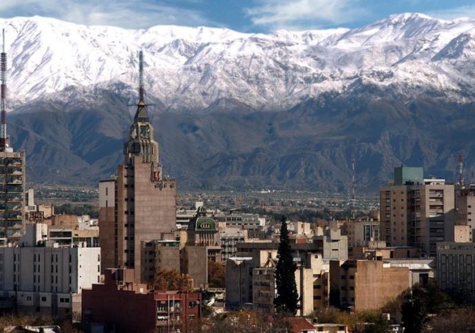 Are Argentinians friendly people towards foreigners regardless of their background?