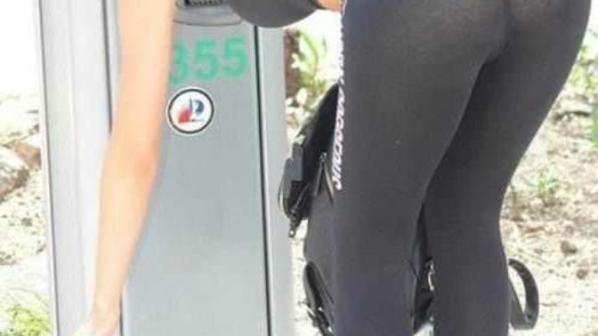 Isn't it super hot when u see a girls panties line whens she. Legging/tights?