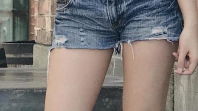 Do u notice anything showing from my shorts? What do u think of my belly button? How do I look here?