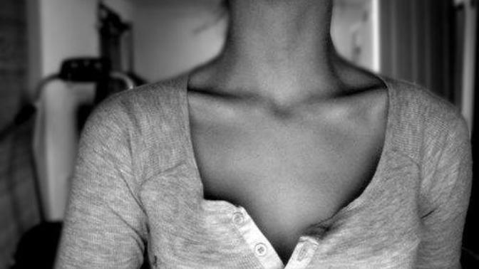 Why do some people have such prominent collar bones while others seem to have none? What is the function of collar bones and can some people have?