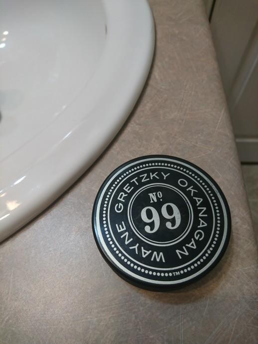 Is this signature authentic or a replica of Wayne Gretzky's signature?