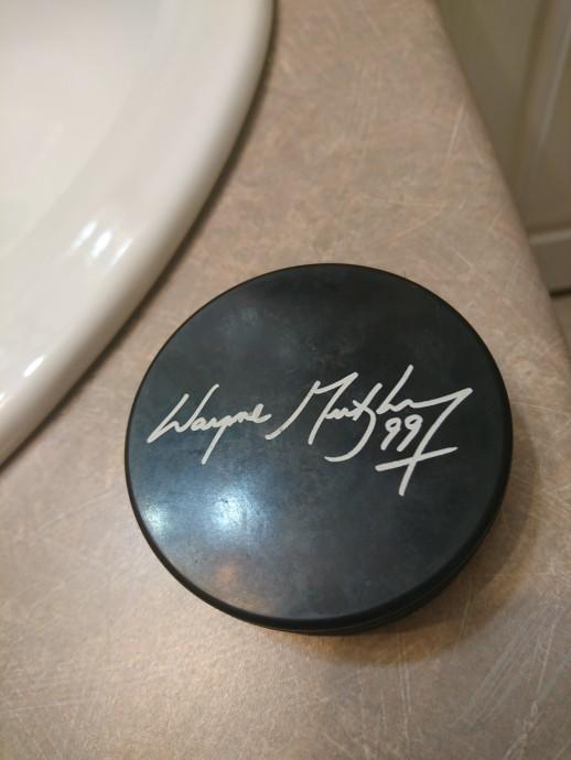 Is this signature authentic or a replica of Wayne Gretzky's signature?