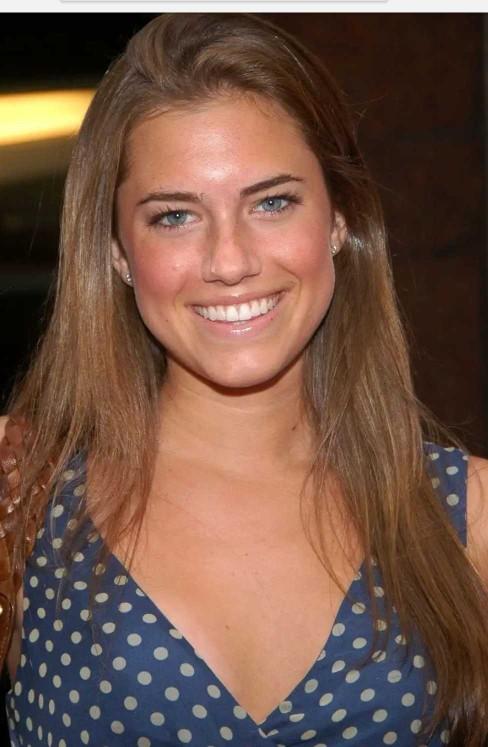 Does she look better as a blonde or brunette????
