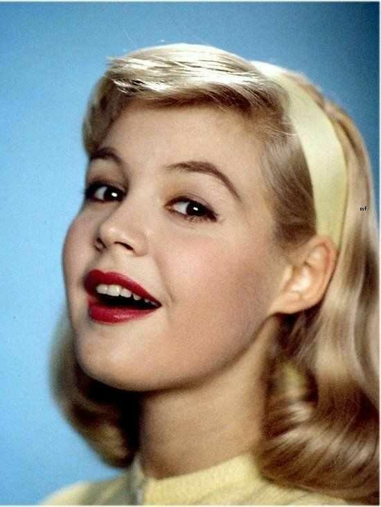 GUYS: Do you like when girls wears red lipstick?