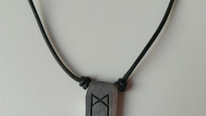 Is this necklace pretty? And does wearing a necklace with the first letter of your name seem narcissist?