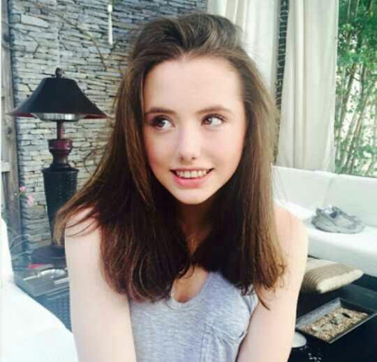 Guys, do you usually prefer a girl with tanned or pale skin?