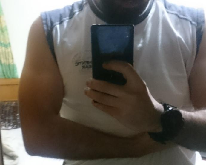 Dose my arms looks small?