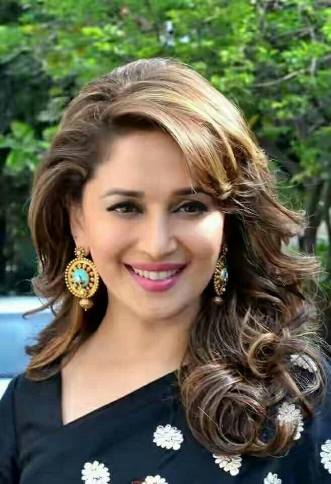 Which actress looks like a aunty and which one is beautiful?
