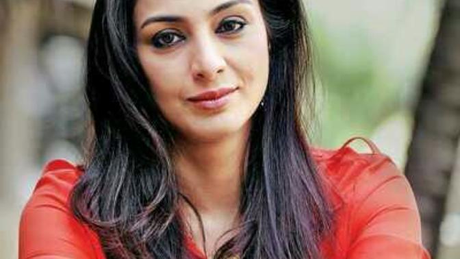 Which actress looks like a aunty and which one is beautiful?