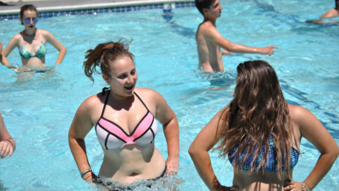 Why does my sis have such a big belly button and I dont?
