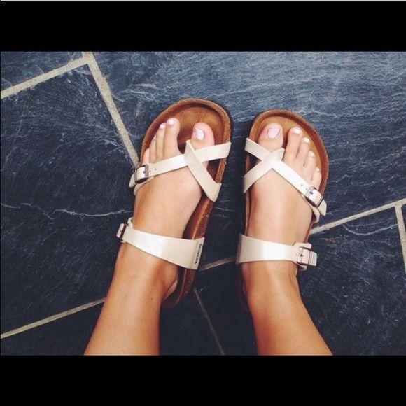 Londoners: Do you recommend sandals or canvas sneakers when visiting London in the Summer?