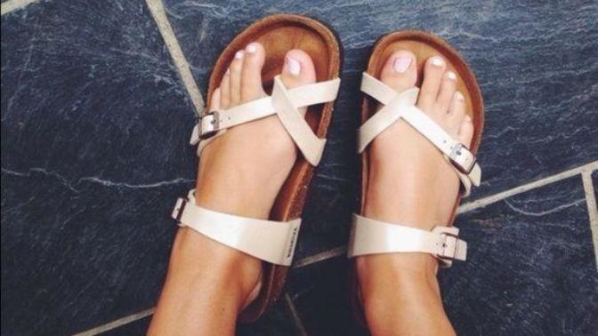 Londoners: Do you recommend sandals or canvas sneakers when visiting London in the Summer?