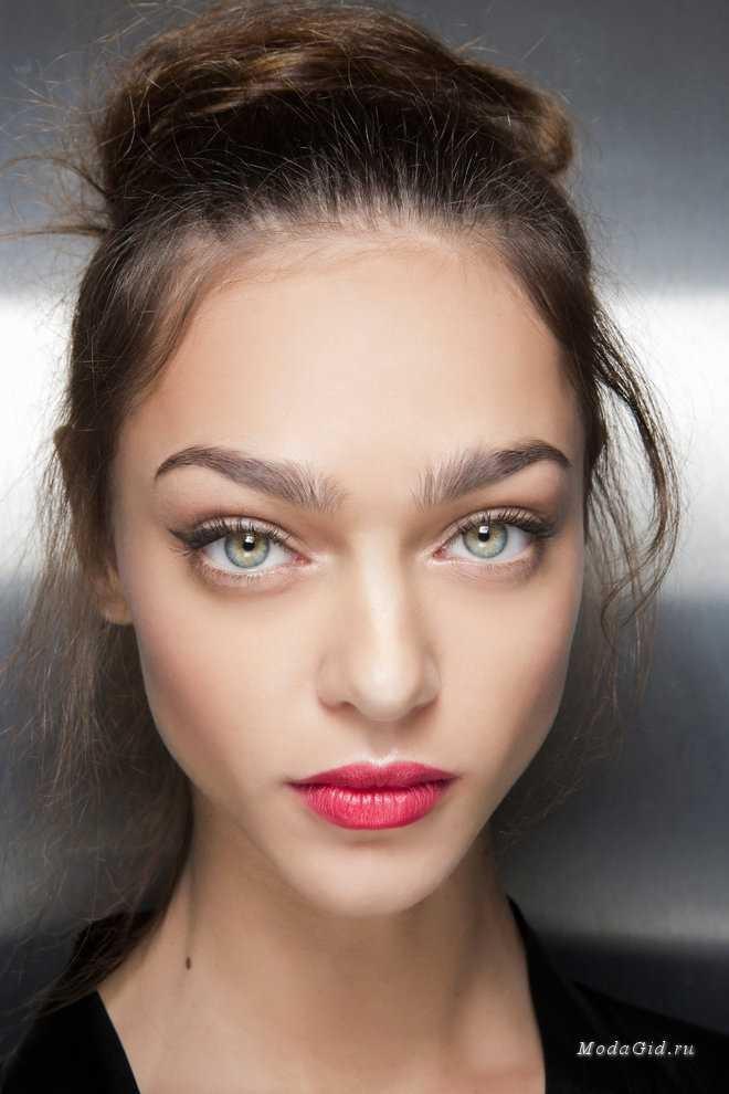 Is black hair and blue eyes an attractive combination on