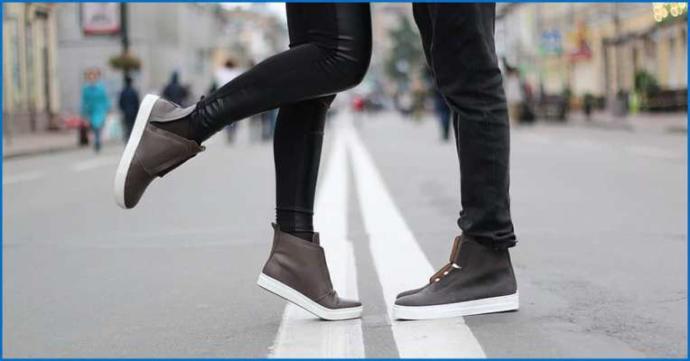 Girls, has a guys kiss ever made your leg lift?