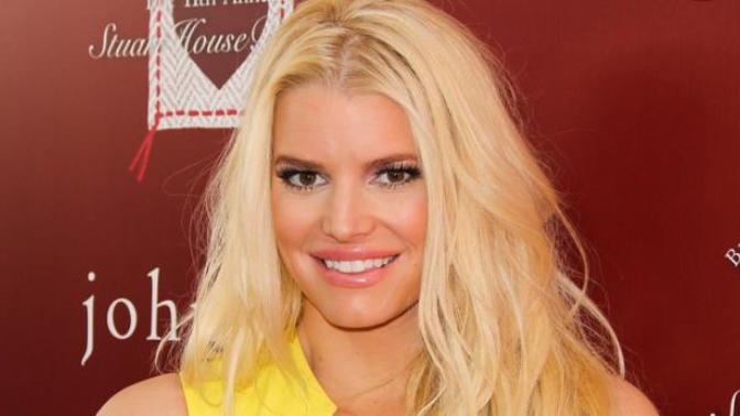 How will you react if your girlfriend dyed her hair a blond platinum color?