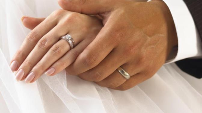 Should men wear a wedding ring when they get married?