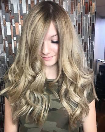 Which hairstyle do you prefer : Straight vs Wavy?