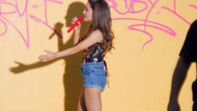 How tall does Ariana grande look in this pic?