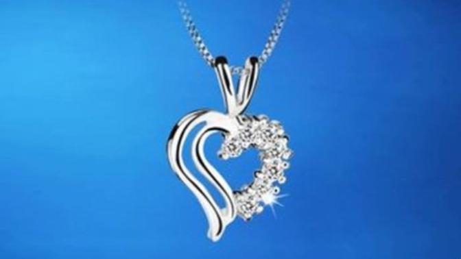 Got this for my Girlfriend, as we are going out for a month- Do you think shell like it?
