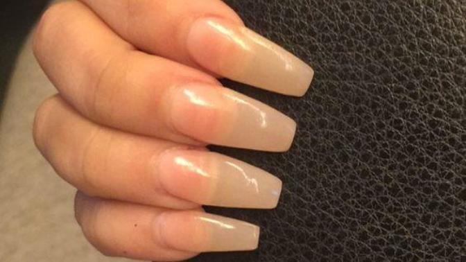 Do acrylic nails look good with only clear polish?