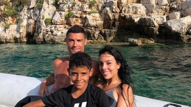 Dont you sometimes see the perfect, worry less, job free lives of celebrities and become depressed, for example Cristiano Ronaldos wife?