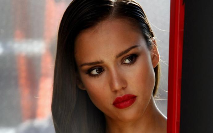 Do you prefer thin, full or medium sized lips?