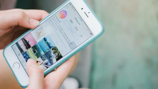 How do you start a conversation with a guy on instagram?