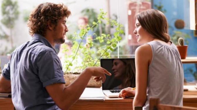 What are some signs you shouldn't date that guy/girl you met on the internet?