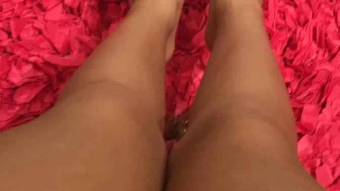 What color should I paint my nails answer ASAP please thank you?