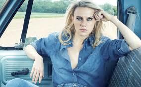 Does anyone else think Kate McKinnon is ridiculously attractive? 
