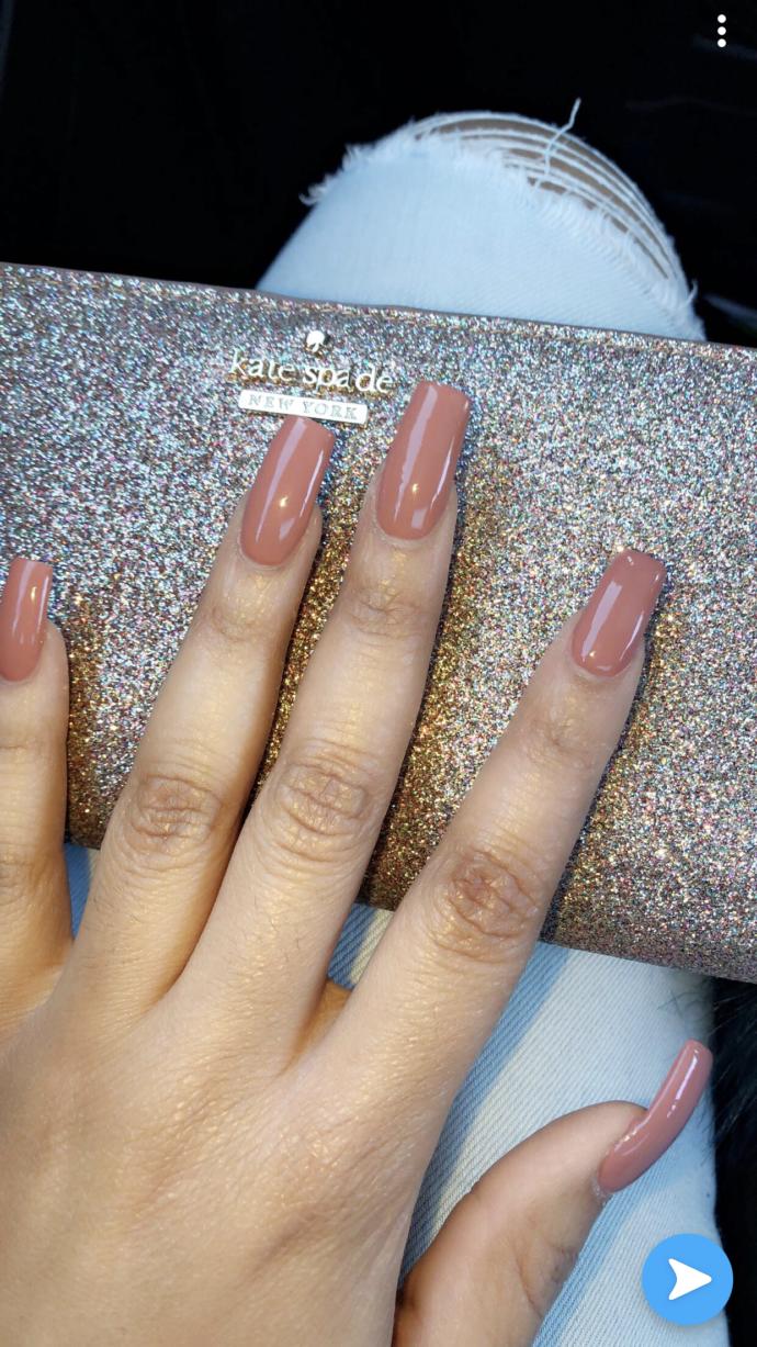 Which nail color is cuter ?