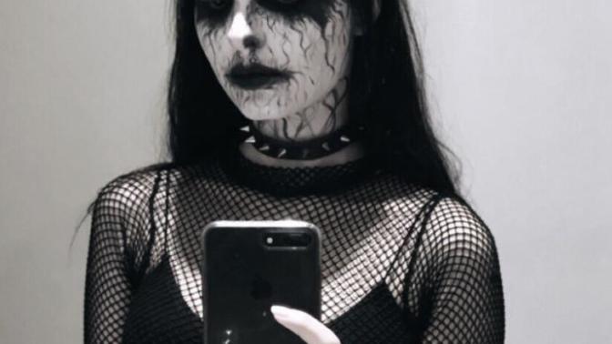 Rate a her dark goth makeup/look?