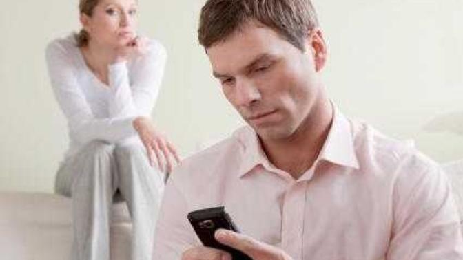 Should couples goes through each other's phones?