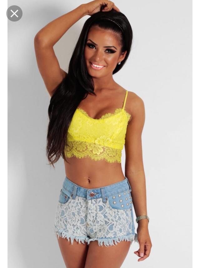 Does guys like to see girl wearing yellow shirt?