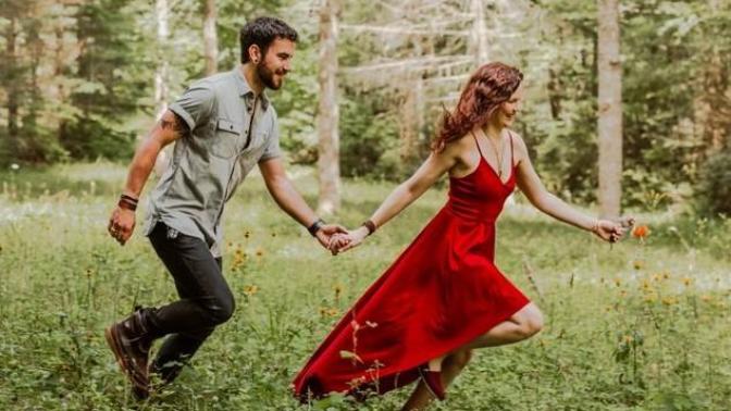 Do you dress up sexier when you're single or when you're in a relationship? What's the reasoning?