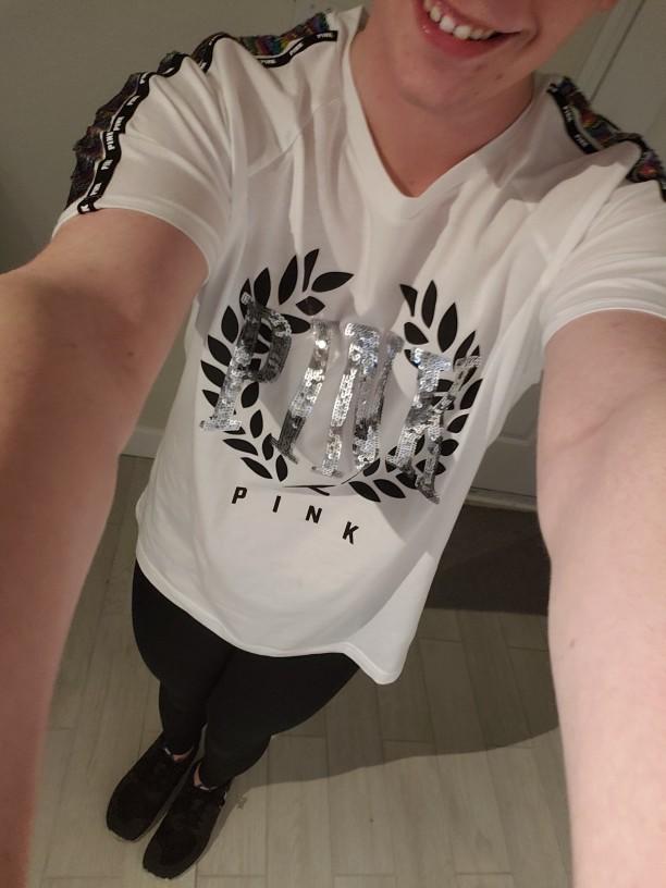 Is this a good outfit for a crossdresser to go shopping in?