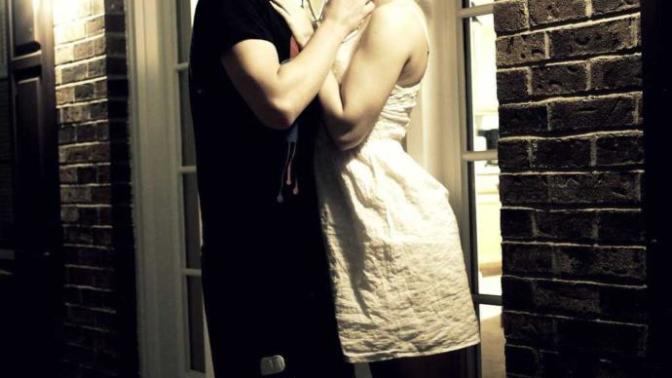 When going on a first date should you pick her up at her door or wait outside the car?