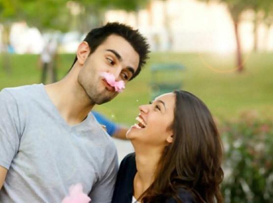 How do you make a girl laugh?