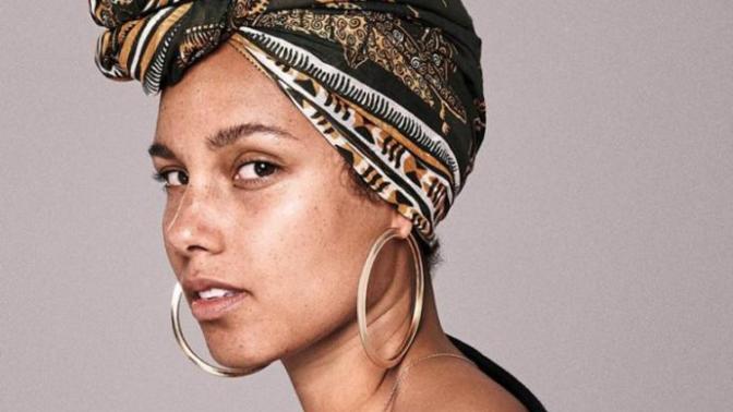 Can women go on a date without make up?