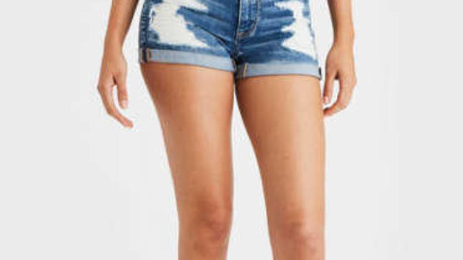 When it comes to fashion, visually do you think that shorter clothes or longer clothes look better?