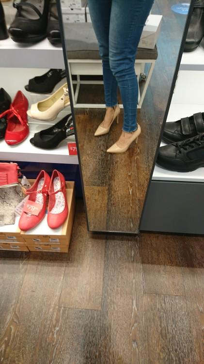 Girls, Do you walk barefoot or in flip flops in your home 🏠?