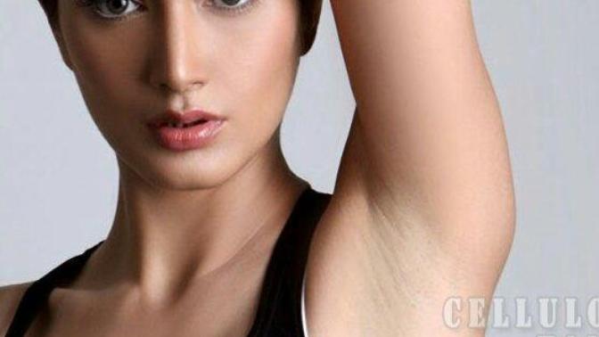 Girls, does she have smooth armpit?