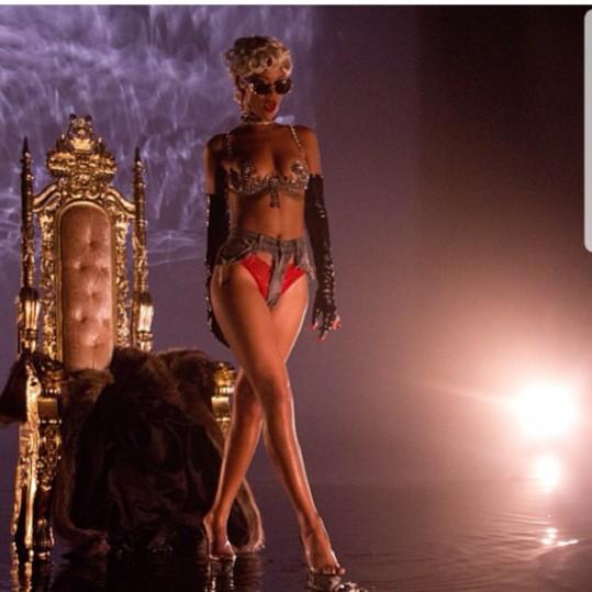 Skinny vs curvy rihanna?