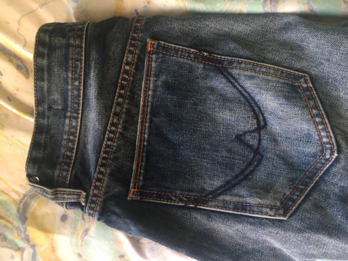 Are these good pictures of Superdry jeans and a Superdry jumper I’m trying to sell? are they fashionable or not anymore?