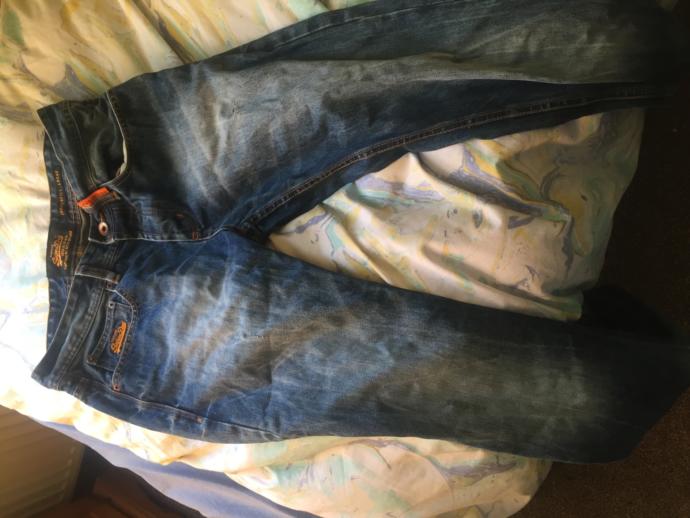 Are these good pictures of Superdry jeans and a Superdry jumper I’m trying to sell? are they fashionable or not anymore?