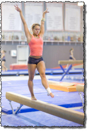 Gymnast vs Cheerleader: Who do you think would have more advantages in a street fight judging by what they both do in training?