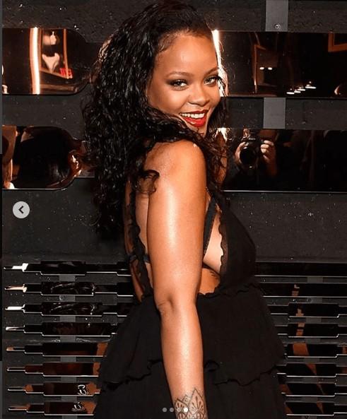 Skinny or curvy rihanna?