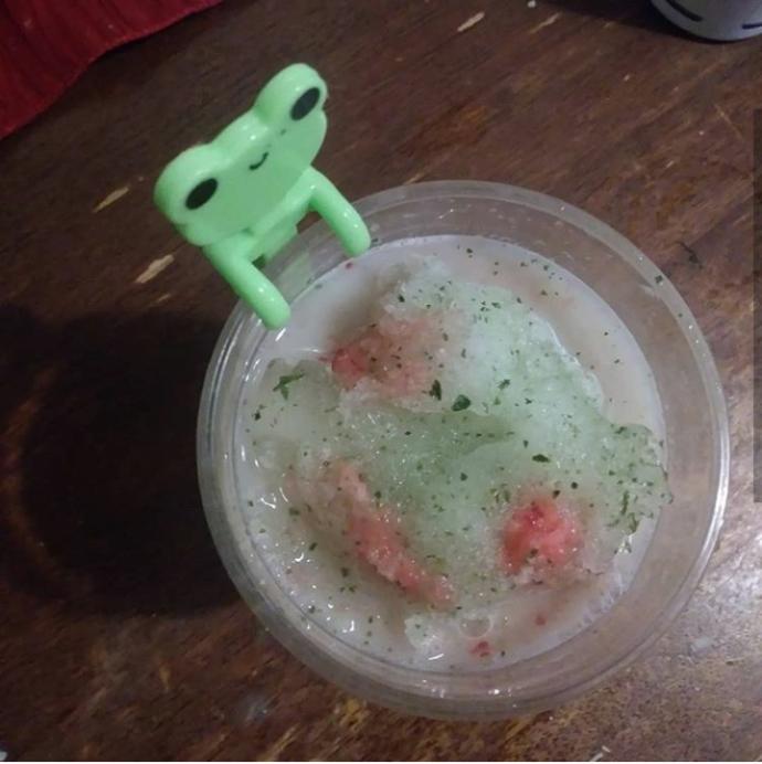 Does this look like a frog face in icy?