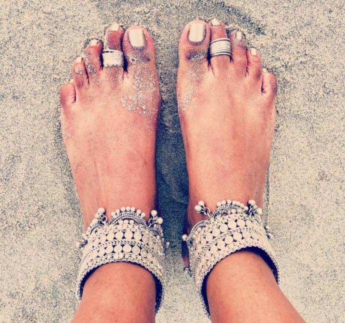 What is it with Indian girls and foot jewelry?