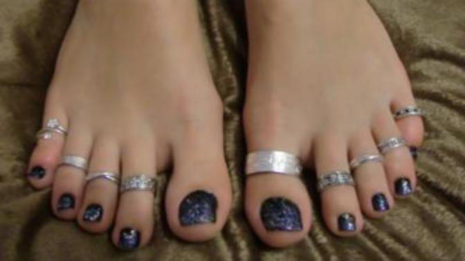 What is it with Indian girls and foot jewelry?
